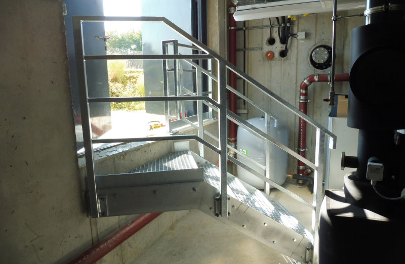 Treppe zu technischer Anlage